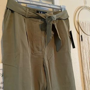 LULUs trousers. The cutest forest green pants.